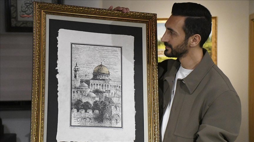 فنان تركي ينقش " المسجد الأقصى" باوراق يصنعها بيده